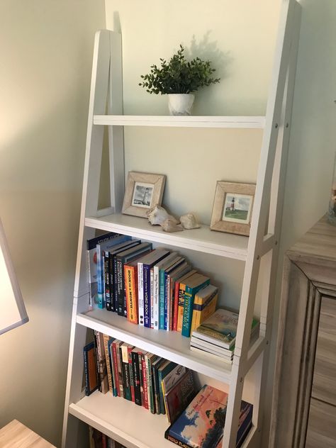 Small Bookshelf For Bedroom, Small Bookshelf Aesthetic, Bedroom Bookshelf Decor, White Bookshelf Decor, Bookshelves Aesthetic, Bookshelf Inspo, Small Bedroom Inspiration, Bookshelf Aesthetic, Wall Wardrobe Design