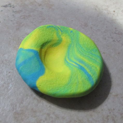 For the love of : Easy Peasy Polymer Clay Worry Stone Tutorial How To Make A Worry Stone, Polymer Clay Worry Stones Diy, How To Make Worry Stones, Diy Worry Stones, Polymer Clay Worry Stones, Worry Stones Diy, Clay Worry Stones, Yoga Crafts, Oven Bake Clay