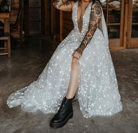 Bride With Tattoos, Cover Ups Tattoo, Punk Wedding, Elopement Bride, Fall Elopement, Anti Bride, Edgy Wedding, Dress With Cape, Brides With Tattoos