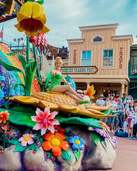 Yesterday was the Festival of Fantasy Parade’s 10th Birthday! This parade usually happens everyday at 3pm at the Magic Kingdom in Walt Disney World! 🏃‍♂️ If your family likes to pack as much as you can into your day, I would recommend watching the parade from Frontierland. Then you see the parade when it first comes out, and you can keep moving! 🌳 Even better, if you can stand on the side closest to Country Bears, then you’ll be in the shade and not have to look into the sun! (But you can... Fantasy Land Disneyland, Disney Festival Of The Arts, Magic Kingdom Parade, Disney World Festival Of The Arts, Festival Of Fantasy Parade, Disneyland Paris Fireworks, Country Bears, Keep Moving, The Festival