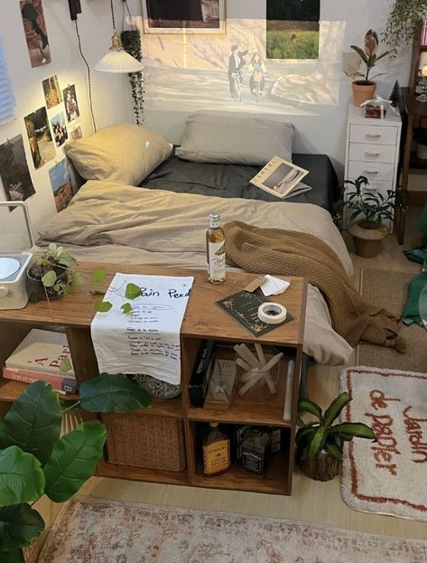 Single Dorm Room Decor Ideas, Two Twin Beds In One Room College, Tiny Room Layout Bedrooms, Earthy Dorm Aesthetic, Dorm Common Room Ideas, Dorm Room Earthy Tones, Zen Dorm Room, Small Room Twin Bed, Small Square Room Layout Bedrooms