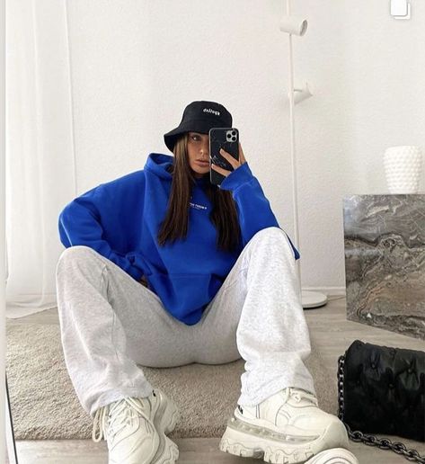 Cobalt Blue Outfit, Blue Hoodie Outfit, Blue Sweater Outfit, Sneakers Instagram, Royal Blue Outfits, Mens Casual Outfits Summer, Wardrobe Tips, Outfits Chic, Nice Style