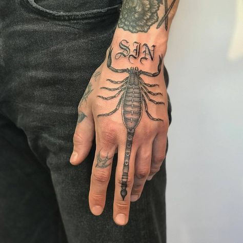 Scorpion Neck Tattoo, Scorpion Tattoos, Herren Hand Tattoos, Feminine Skull Tattoos, The Trend Spotter, Feminine Tattoo Sleeves, Scorpio Tattoo, Scorpion Tattoo, Detailed Tattoo