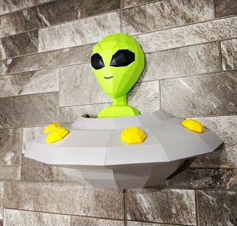 Alien Cardboard Cutout, Alien Balloon Garland, Diy Ufo Flying Saucer, Diy Alien Decorations, Diy Flying Saucer, Paper Mache Alien, Flying Saucer Craft, Alien Halloween Decorations, Alien Themed Birthday Party