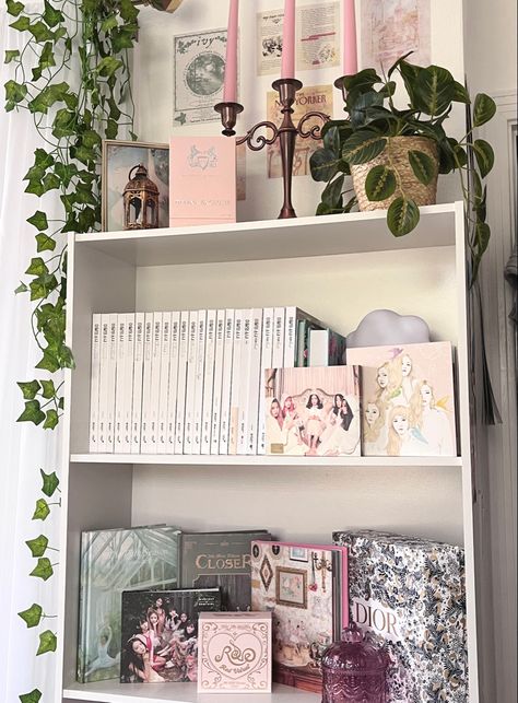 Pretty Book Shelf, Coquette Bookshelf Aesthetic, Coquette Book Shelf, Coquette Decor Room, Aesthetic Earring Holder, Pink Bookshelf Aesthetic, Shelf Inspo Bedroom, Kpop Album Shelf Aesthetic, Coquette Shelves