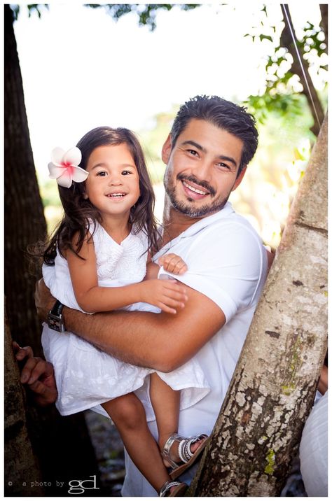 Father Daughter Photos, Outdoor Family Portraits, Portraits Outdoor, Child Portraits, Family Portrait Poses, Indian Family, Child Portrait, Family Outdoor, Father Daughter