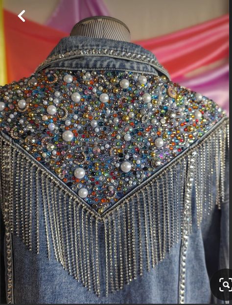 Rhinestone Denim Jacket, Artisanats Denim, Rhinestone Denim, Denim Party, Diy Denim Jacket, Embellished Denim Jacket, Upcycle Clothes Diy, Embellished Clothing, Denim Art