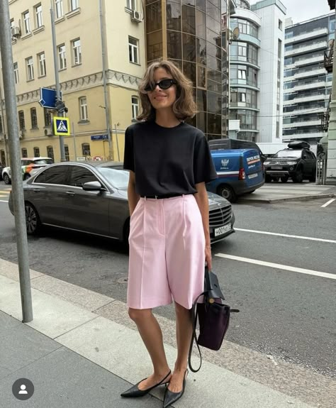 5’2 Fashion, Pink Bermuda Shorts Outfit, Bermuda Shorts Outfit 2024, Summer Street Style 2024 Women, 2024 Summer Street Style, Summer Street Style 2024, Bermuda Shorts Outfit Street Styles, Pink Shorts Outfits, Outfit Nero