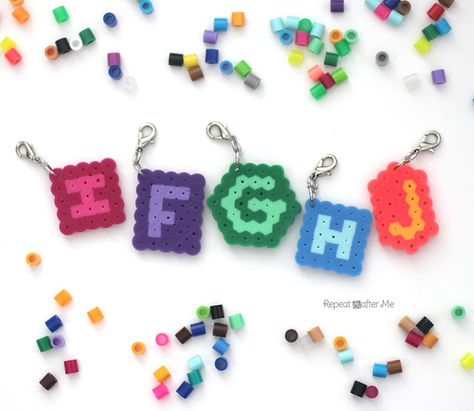 Create your own stitch markers with this quick and crafty tutorial! Made out of perler beads (also called fusion beads and hama beads), each one has the crochet hook letter size so if you put down your crochet project for awhile, you will always know which hook to use when you do get around to … Perler Bead Stitch, Crochet Santa Hat, Finger Weaving, Bead Stitch, Repeat Crafter Me, Crochet Snowman, Crochet Santa, Art Perle, Fusion Beads