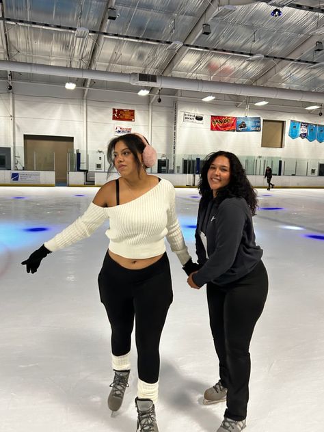 Ice Rink Aesthetic, Friends Ice Skating, Girls Ice Skating, Skating Outfit, Ice Skating Outfit, Skating Aesthetic, Aesthetic Friends, Ice Rink, Skating Outfits