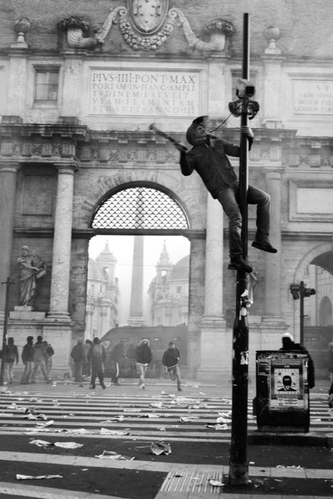 (467×700) Children Of The Revolution, Piazza Del Popolo, Foto Art, Pics Art, Photojournalism, Black And White Photography, Amazing Photography, Photography Inspiration, New World