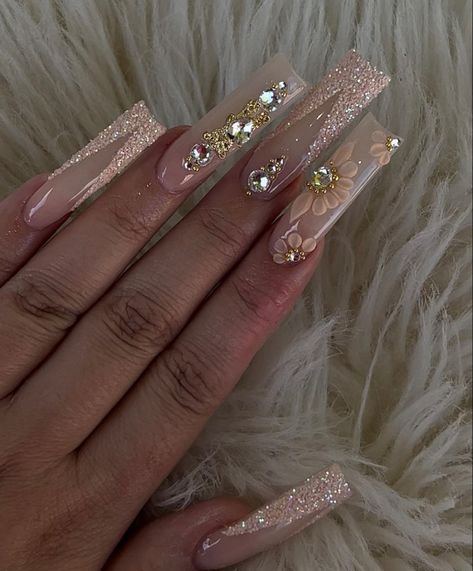 Acrylic Champagne Nails, Beige Quinceanera Nails, Long Acrylic Nail Designs With Rhinestones, Rose Gold Nails With Butterflies, Champagne Nails With Rhinestones, Champagne Nails For Quince, Xv Nails Champagne, Golden Quince Nails, Quinceanera Rose Gold Nails