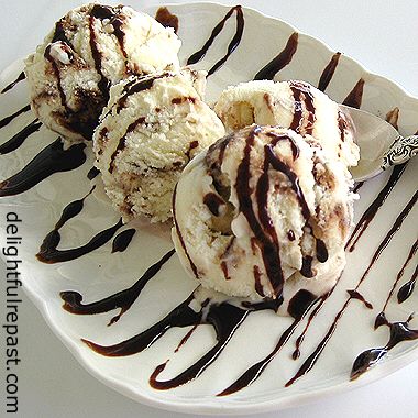 Fudge Ripple Ice Cream - A Simple No-Cook Ice Cream for Summer / www.delightfulrepast.com Kitchenaid Ice Cream Maker, Gelato Maker, Chocolate Sauce Recipes, Swirl Ice Cream, Fudge Ice Cream, Easy Ice Cream Recipe, Vanilla Ice Cream Recipe, Ice Cream Maker Recipes, Vanilla Fudge