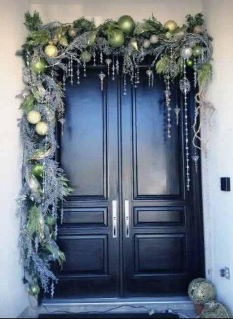 Winter Planter Ideas, Winter Planters, Christmas Entry, Winter Planter, Glam Christmas, Christmas Front Doors, Front Porch Christmas Decor Ideas, Christmas Porch Decor, Porch Christmas Decor Ideas