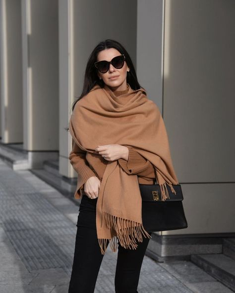 Pashmina Outfit, Outfit Ideas Elegant, Classy Autumn, Shawl Outfit, Elegant Outfit Classy, Winter Outfit Ideas, Fendi Sunglasses, Scarf Outfit, Elegant Feminine