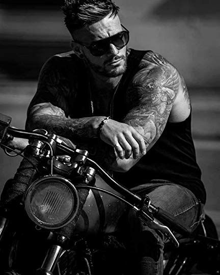 Motorcycle Guy Aesthetic, Motorcycle Poses, Motorcycle Photo Shoot, Biker Photos, Motorcycle Guy, Мотоциклы Harley Davidson, Hot Biker Guys, Biker Photography, Мотоциклы Cafe Racers