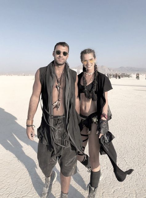 Burning Man Couple, Estilo Burning Man, Electro Festival Outfit, Mode Coachella, Look Da Festival, Africa Burn, Burning Man Girls, Burning Man Style, Afrika Burn