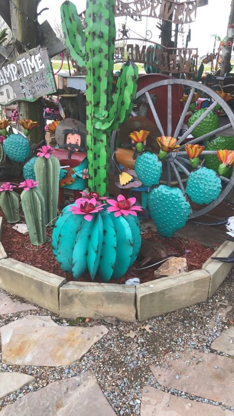 Love!! Metal Cactus Decor, Metal Cactus Garden, Planting Flowers Ideas, Texas Backyard Ideas, Metal Cactus Yard Art, Cute Yard Ideas, Western Theme Bedroom, Cactus Bed, Cactus Yard Art