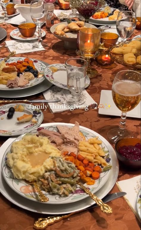 Thanks Giving Dinner Table Decor, Thanksgiving Day Aesthetic Food, Thanksgiving Aesthetic Family, Friendsgiving Aesthetic Table, Cozy Thanksgiving Aesthetic, Thanksgiving Day Aesthetic, Thanksgiving Dinner Aesthetic, Wallpaper Iphone November, Roadhouse Butter Recipe