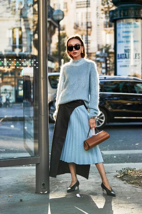 Apparently No One Packed This Shoe Trend for Paris Outfit Minimalista, Minimalist Fashion Outfits, Minimalist Moda, Minimalist Outfits, Street Style Parisian, Paris Mode, Pullover Outfit, Paris Fashion Week Street Style, Looks Street Style