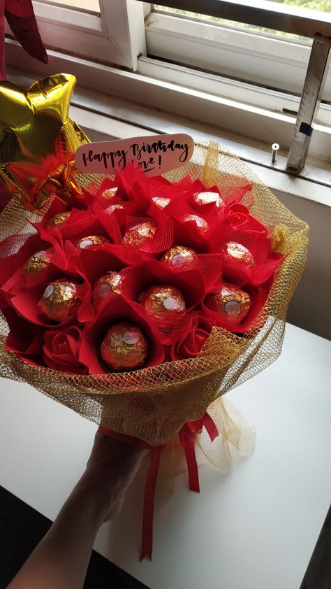 Ferror Rocher Gift Ideas, Ferraro Rocher Bouquet Diy, Forero Rocher Bouquet, Ferror Rocher Bouquet, Ferro Rocher Gift Ideas, Chocolate Flowers Bouquet Ferrero Rocher, Rocher Ferrero Ideas, Ferrero Rocher Bouquet With Roses, Ferrero Rocher Bouquet Diy