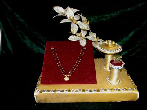 Jwellary Plate, Mangalsutra Tray Decoration, Mangalsutra Plate Decoration Ideas, Wedding Trays Decoration, Wedding Trays Decoration Indian Ideas, Wedding Trays Decoration Indian, Tray Decoration Wedding, Ganesh Craft, Tray For Wedding