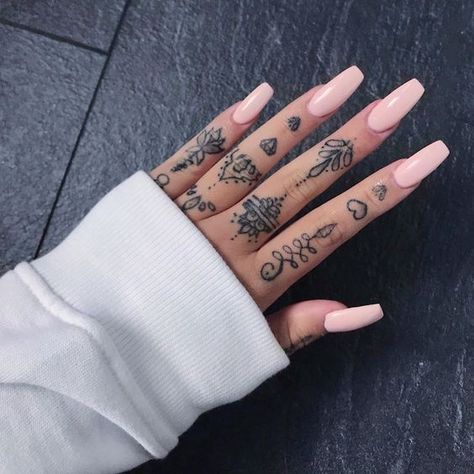 Tatouage mains : ces inspirations repérées sur Pinterest pour être stylée jusqu’au bout des doigts ! Girl Finger Tattoos, Cool Finger Tattoos, Simple Hand Tattoos, Tiny Finger Tattoos, Small Finger Tattoos, Finger Tattoo For Women, Finger Tats, Hand Tattoos For Girls, Hand And Finger Tattoos