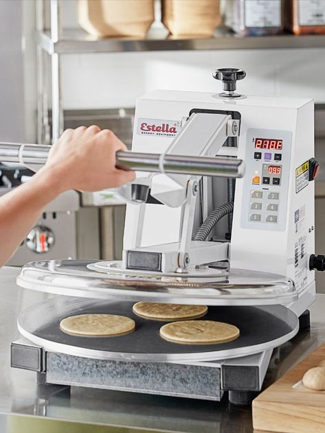 Person pressing three flour tortillas using a tortilla press. Fresh Tacos, Tortilla Grill, Tortilla Dough, Pizza Tortilla, Tortilla Recipes, Dough Press, Kitchenware Design, Tortilla Pizza, Tortilla Press