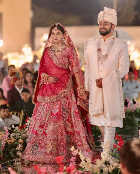 Hindu Wedding Lehenga Bridal, Groom Sherwani Design, Indian Wedding Outfit Bride And Groom, Hindu Bride Lehenga, Bride And Groom Outfits Indian, Bride Groom Outfits Indian Wedding, Bride Groom Dress Indian Wedding Ideas, Bridegroom Outfits For Wedding, Indian Wedding Poses For Bride And Groom