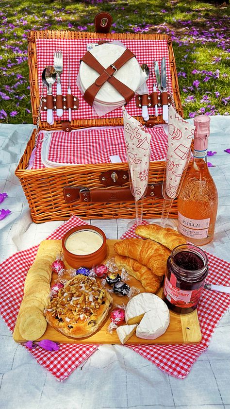 Beautiful Picnic in Melbourne, Australia Picnic Basket Diy, Romantic Picnic Food, Beautiful Picnic, Picnic Date Food, Picnic Planning, Picnic Gifts, Picnic Sandwiches, Picnic Basket Set, Waterproof Blanket