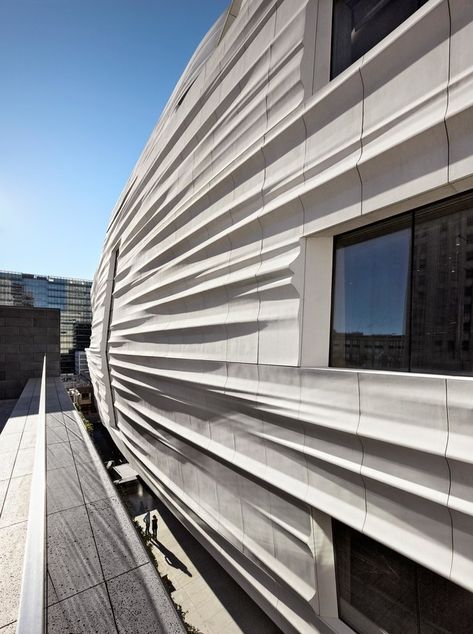 A Look Inside Snøhetta's New SFMOMA Wing Photos | Architectural Digest Facade Panels Architecture, Vertical Facade, Snohetta Architecture, Facade Skin, Building Cladding, Norwegian Architecture, Exterior Render, Building Skin, International Architecture