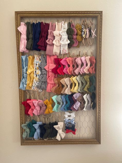 Sister Room Ideas Shared Bedrooms, Diy Bow Holder, Diy Baby Bows, Hair Bow Organizer, Headband Organizer, Baby Room Organization, Bow Organizer, Organizing Hair Accessories