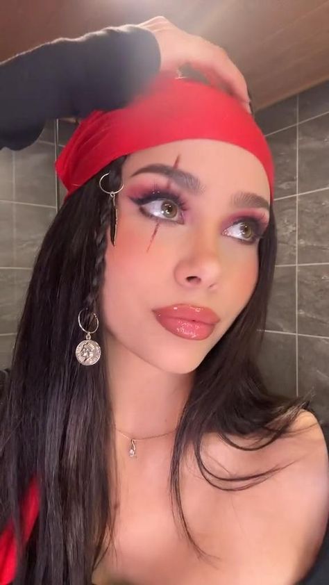 Pirate Costume Last Minute, Vampire Hair Styles Halloween, Female Pirate Costume Makeup, Pirate Halloween Costume Makeup, Easy Pirate Makeup For Women, Pirate Make Up Halloween Women, Costumes With Bandanas, Pirate Women Makeup, Female Pirate Makeup Ideas