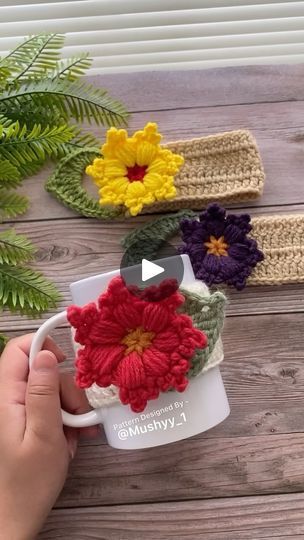 Crochet Mug Cozy Free Pattern Christmas, Christmas Crochet Mug Cozy, Cup Warmer Crochet, Mug Crochet Cozy Pattern, Mug Cozy Crochet Pattern Free, Crochet Pumpkin Coaster, Mug Cozy Crochet, Mug Cozies, Crochet Hacks