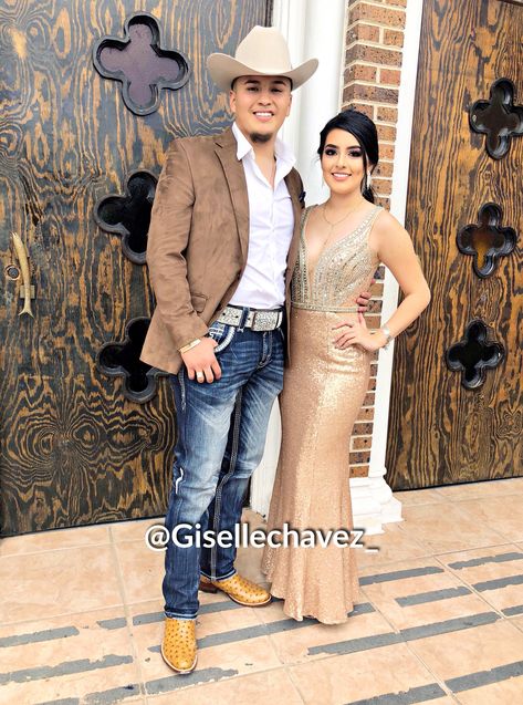 Wedding Guest Outfit Men Cowboy Boots, Father Quinceanera Outfit, Cowboy Quinceanera Chambelanes, Vaquero Quinceanera Dresses, Emerald Green Cowboy Outfit, Mexican Wedding Attire Guest, Quince Cowboy Chambelanes, Men Quinceanera Outfit, Quinceanera Family Outfits