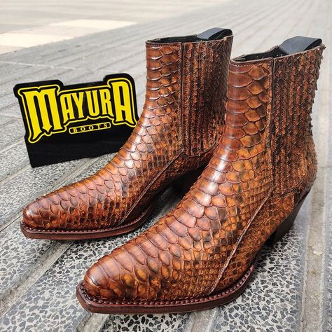 Espectaculares botínes Mayura de auténtica piel de pitón color marrón coñac. Duraderos y con estilo, como todas las botas de la marca, gracias a su fabricación a mano, cuidando hasta el último detalle. #botinesMayura #botasMayura #cowboyboot #countryboots #westernfashion #western #cowboy #cowboylook #botascowboy #botasvaqueras #tiendabotas #botas #boots #corbetosboots #mayuraboots #mayura Womens Cowboy Boots, Botas Cowboy, Go West, Cowboy Boots Women, Cow Boy, Western Cowboy, Cognac, Cowboy Boots, Chelsea Boots