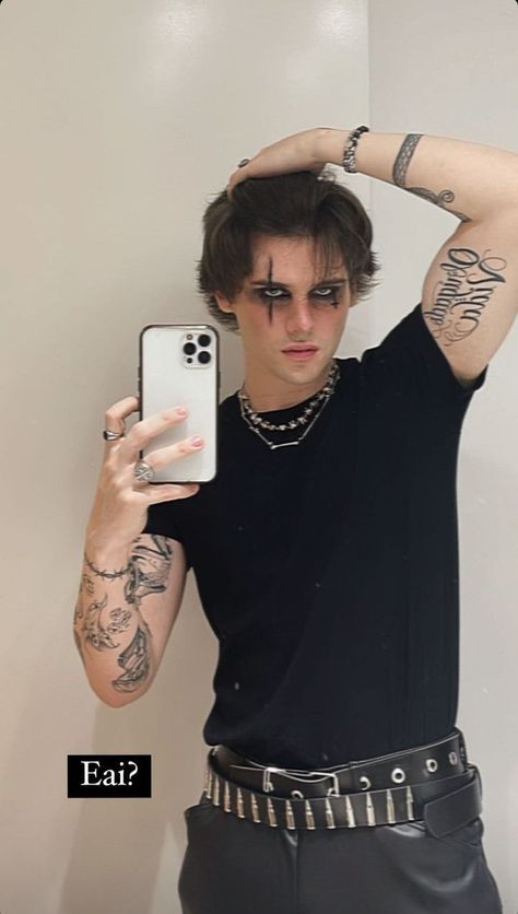 Holloween Costume Male, Dark Angel Makeup Men, Easy Boy Halloween Makeup, Spooky Makeup Men, Halloween Makeup Ideas For Boys, Guy Vampire Makeup, Men's Halloween Makeup, Men’s Vampire Costume, Halloween Makeup Boys Easy