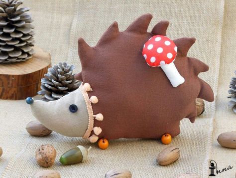 Woodland animals Fall Toys, Fabric Hedgehog, Crochet Panda, Sewing Projects For Kids, Art Quilt, Sewing Projects For Beginners, Animal Pillows, Sewing For Beginners, Learn To Sew