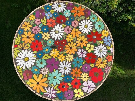 Mosaic Table Top Designs, Mosaic Outdoor Table, Mosaic Patio Table, Mosaic Walkway, Painting Eggs, Table Mosaic, Mosaic Tables, Mosaic Furniture, Spool Tables