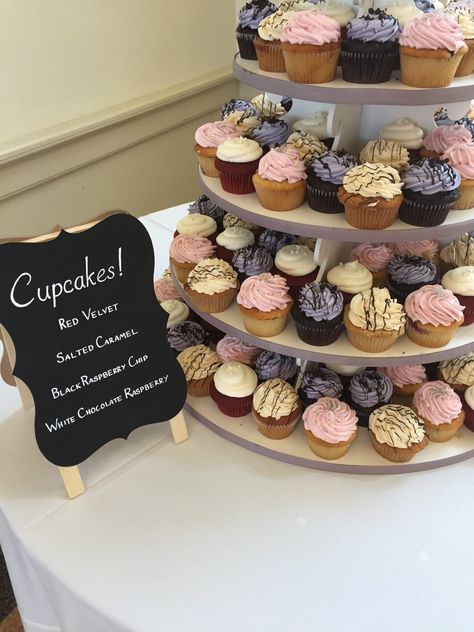 Grad Party Cupcake Display, Graduation Cupcake Display, Cupcake Display Ideas, Cupcake Assortment, Cupcake Platter, Assorted Cupcakes, Glamping Birthday Party, Deserts Cupcakes, Amazing Cupcakes