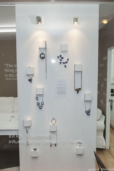 019-minimalist-wall-based-hanging-necklace-display-ideas Necklace Display Ideas, Jewelry Display Booth, Gift Shop Displays, Jewelry Shop Display, Jewelry Booth, Trade Show Design, Jewerly Displays, Jewelry Store Design, Fair Display