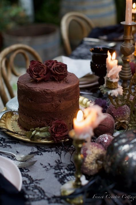 Cake with flowers for Halloween table - French country cottage Forest Wedding Black, Shrek Wedding, Wedding In The Forest, Victorian Gothic Wedding, Halloween Table Settings, Moody Wedding Photography, Wedding Venues Oregon, Black Wedding Cakes, Elegant Halloween