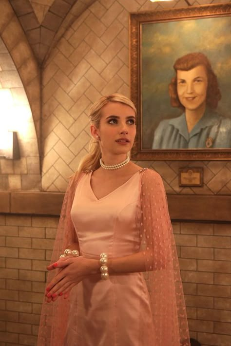 Emma Roberts as Chanel Oberlin in Scream Queens Chanel Scream Queens, Scream Queens Fashion, Mean Girls Aesthetic, Emma Roberts Style, Chanel Oberlin, Pop Culture Fashion, Queen Outfit, Fashion Terms, Chanel Inspired