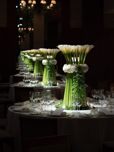 Green Wedding Inspiration, Green Centerpieces, Emerald Green Wedding, Florist Design, Emerald Green Weddings, Unique Wedding Flowers, Wedding Design Decoration, Wedding Floral Centerpieces, Luxury Wedding Planner