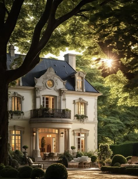 Old Money Manor Exterior, Big House Old Money, Old Money Houses Italy, Old French Mansion, White Picket Fence House, Old Money Mansion Aesthetic Exterior, Apartment Guide, Colonial House Exteriors, European Style Homes