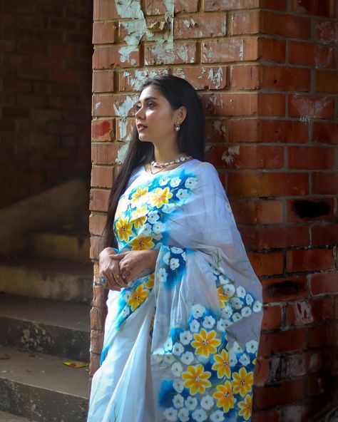 Bangladeshi girl
White saree
Flower printed saree
Photoshoot
Saree pose
Saree
Bangladeshi dress Noureen Afrose Piya, Saree Photography, Saree Pose, East Asian Fashion, Indian Sari Dress, Saree Poses, Sari Dress, Pose Idea, Painted Clothes