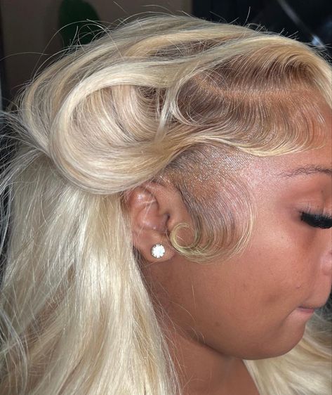 Blonde Hair Brown Roots Wig, Blond Hair Brown Roots, Dark Skin Blonde Wig, Blonde Wig Brown Roots, Baddie Blonde Hair, Blonde Hair Brown Roots, Baddie Ideas, Blonde Hair With Roots, Frontal Wig Hairstyles