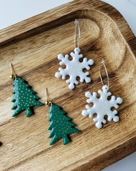 Diy Earrings Christmas, Christmas Fimo Earrings, Polymer Clay Snowflakes, Snowflake Clay Earrings, Snowflake Polymer Clay Earrings, Polymer Clay Crafts Christmas, Clay Snowflakes, Christmas Ornaments Clay, Christmas Tree Clay