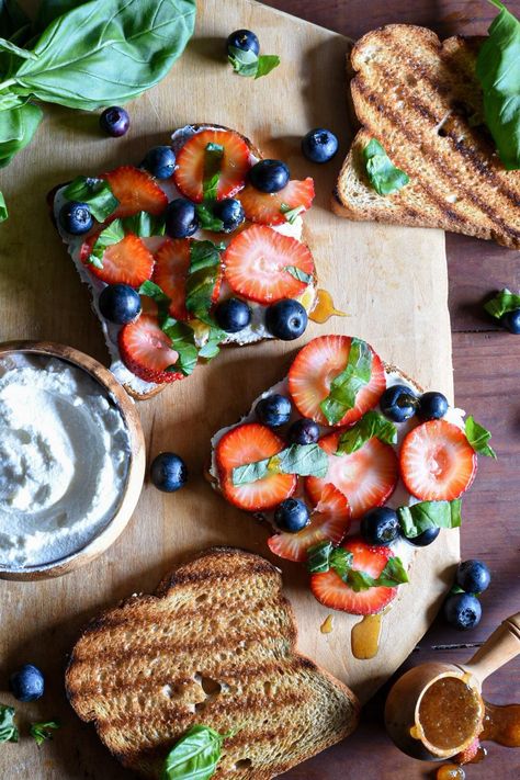 Strawberry Ricotta, Blueberry Toast, Blueberry And Strawberry, Fancy Toast, Mediterranean Diet Breakfast, Best Breakfast Sandwich, Ricotta Toast, Breakfast Sandwich Recipes, Anti Oxidant Foods