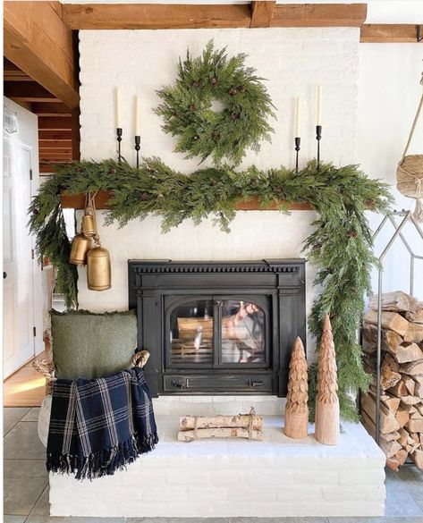 Holiday Mantel, Neutral Christmas Decor, Christmas Mantle Decor, Pine Garland, Christmas Decor Inspiration, Christmas Mantel Decorations, Christmas Mantle, Christmas Fireplace, Boho Christmas